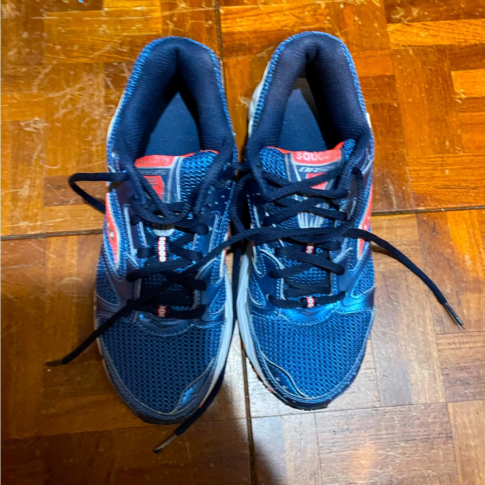 Saucony Oasis running shoes. Size 7.5.
